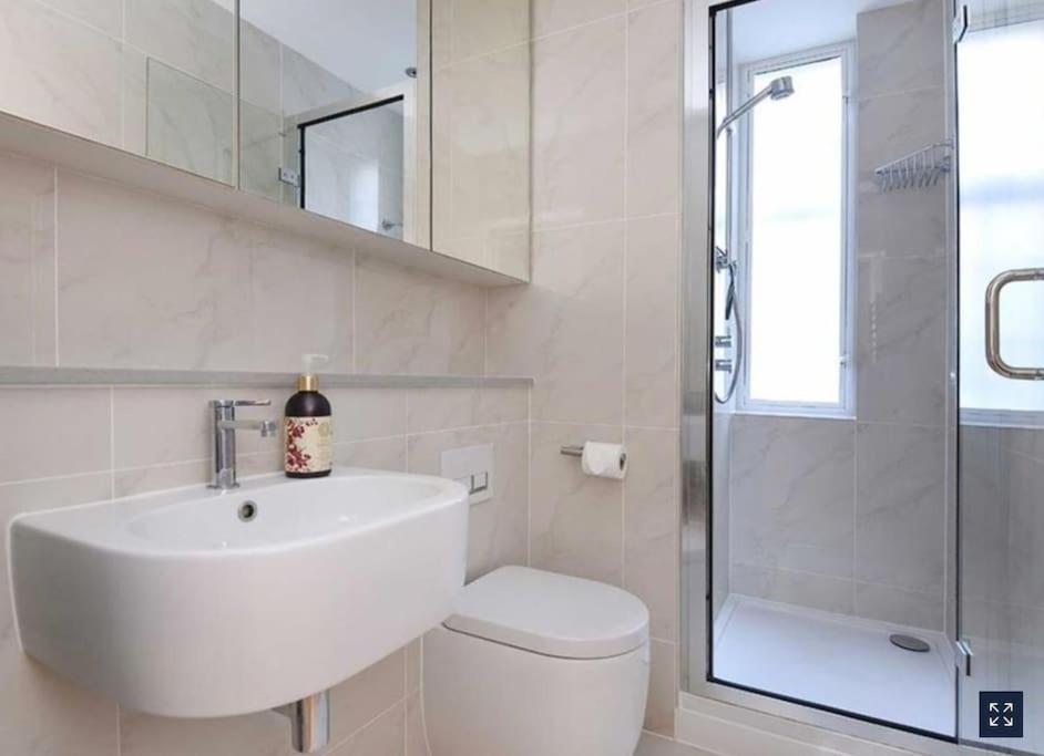 2 Bedroom Apartment Just Off Kings Road Londra Exterior foto